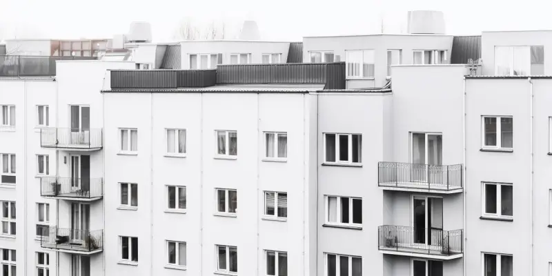 Domy na sprzedaż - dlaczego to lepsza inwestycja niż mieszkanie w centrum?