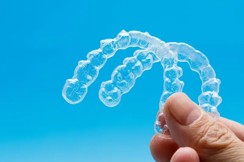 Czy można pić w nakładkach Invisalign?